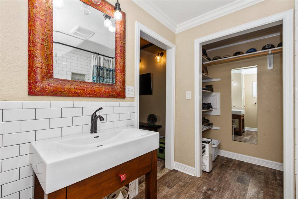 Primary bath with extra linen closet