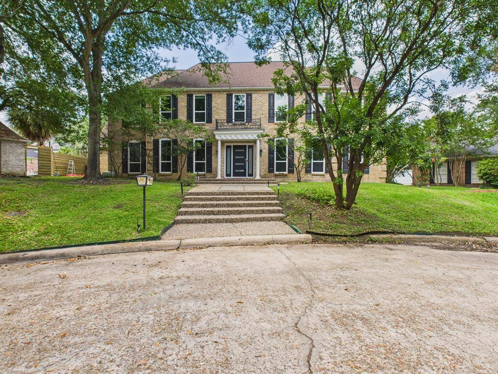Home sits on a Cul-De-Sac