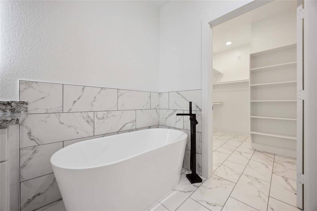 Primary bath/ tub