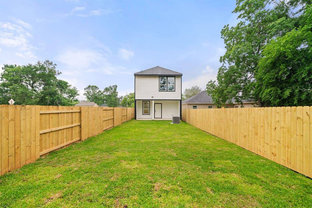 A backyard to match North Houston’s lifestyle! This spacious, fully-fenced backyard provides the perfect escape, just minutes from the bustling amenities of North Houston—whether you're heading to The Woodlands for shopping or enjoying local parks and dining. It’s the ideal spot for both relaxation and adventure!