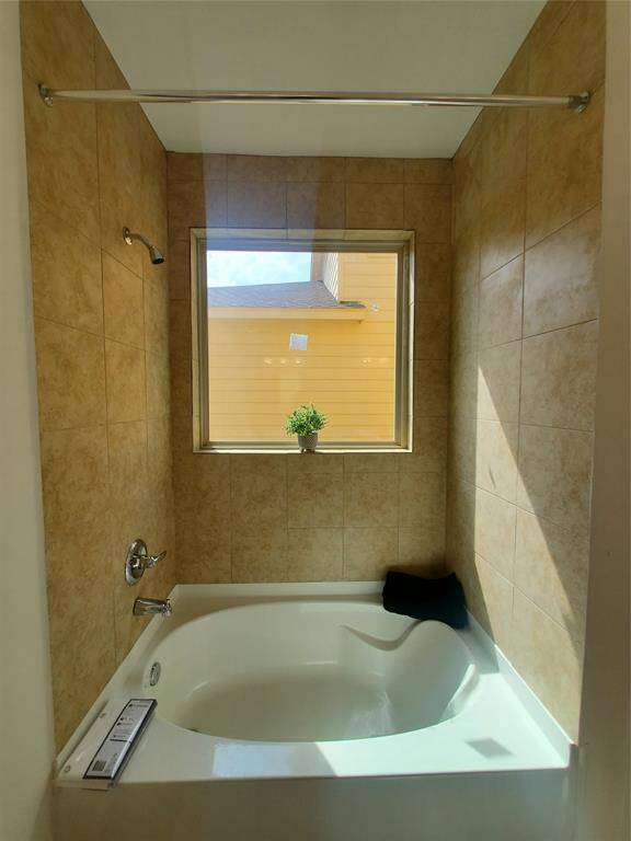 Master shower w/ tub