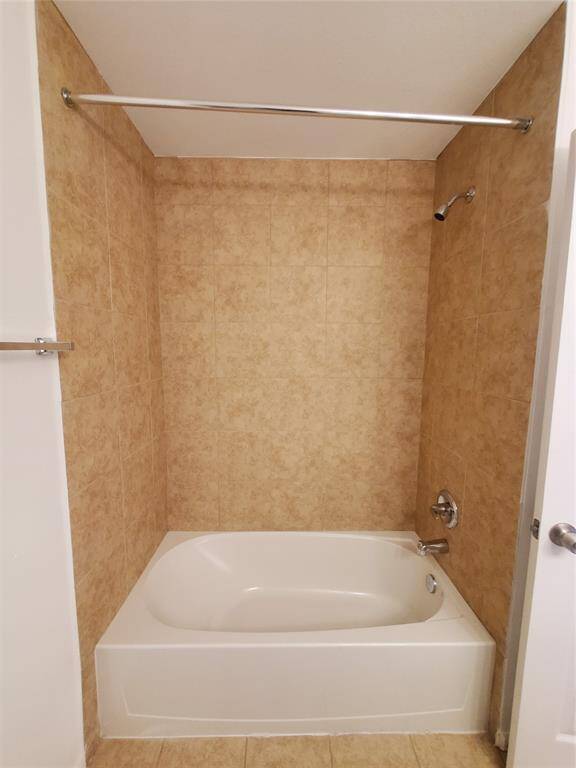 3rd bathroom w/separate shower/tub