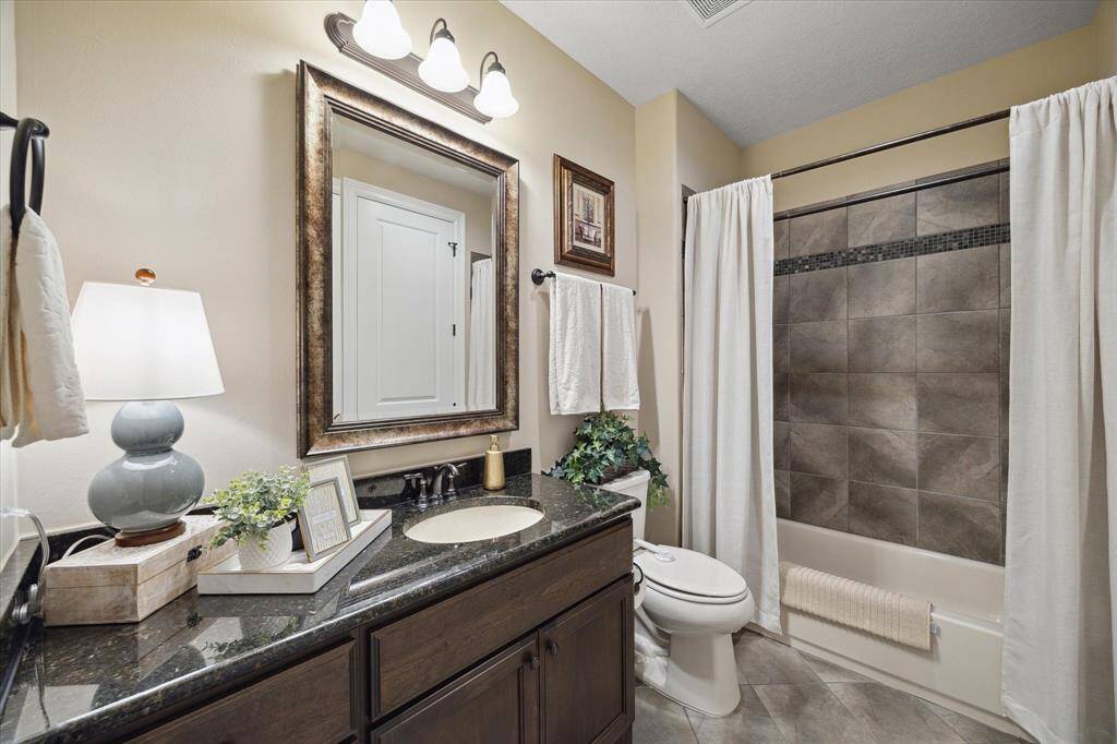 Secondary ensuite bath.