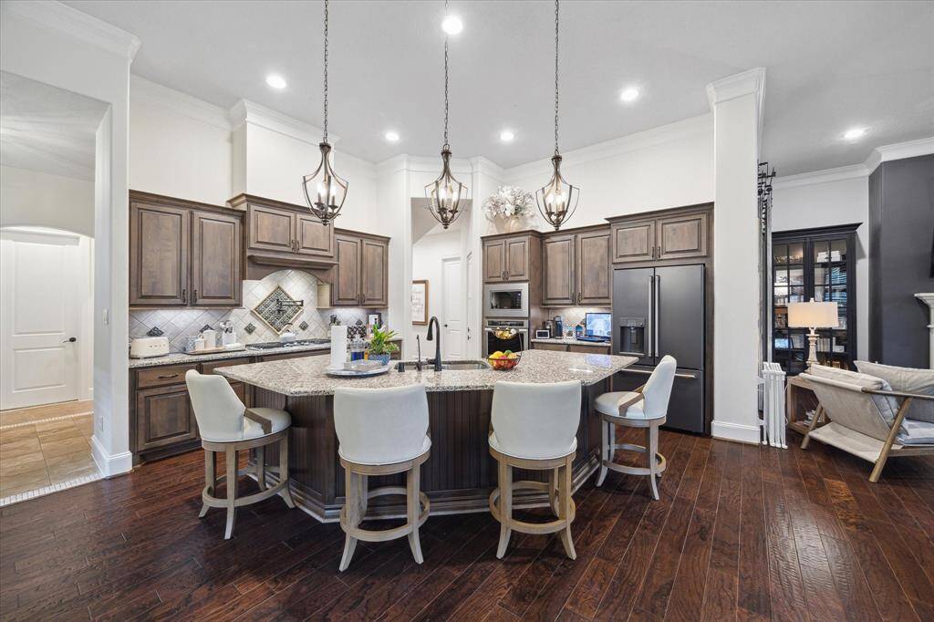 Entertainer's Kitchen - 12 foot high ceilings; 42" cabinets with decorative molding.