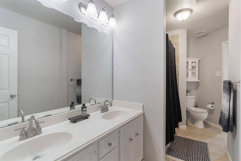 JACK N JILL TYPE SPLIT SECONDARY BATHROOM