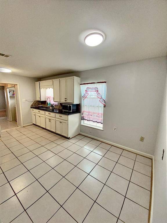 kitchen and breakfast area