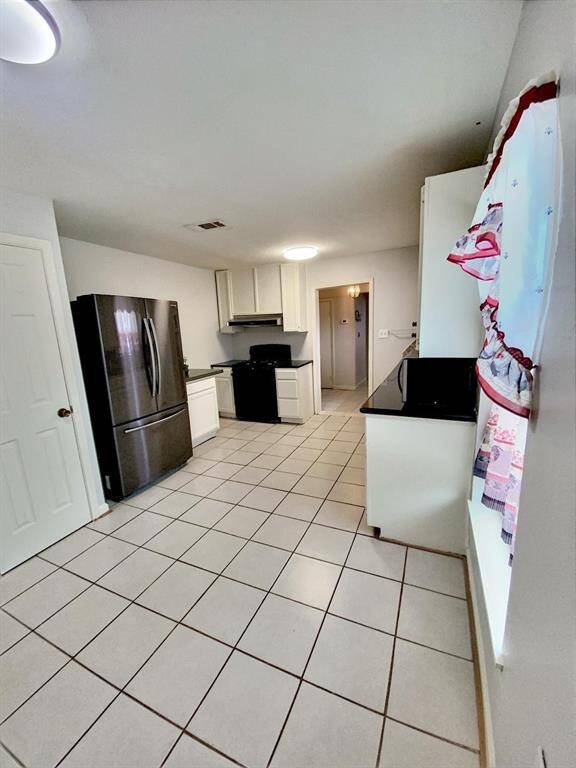 kitchen and breakfast area