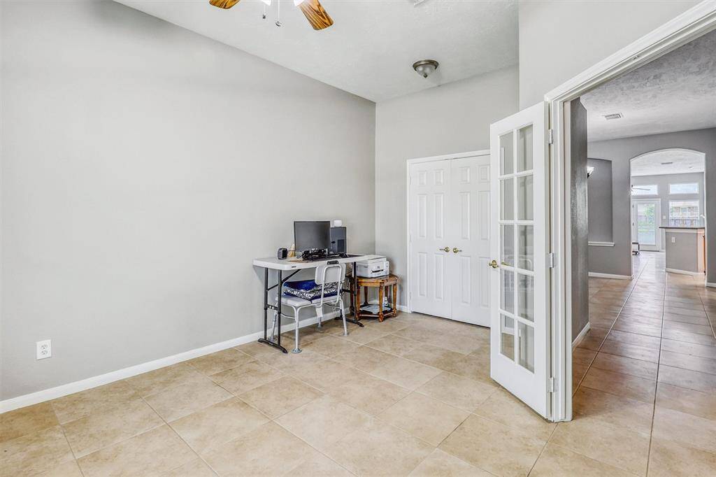 With ample space to accommodate alarge office setup, this room alsooffers versatile potential as aplayroom, workout area, or any otherflexible use to suit your needs.