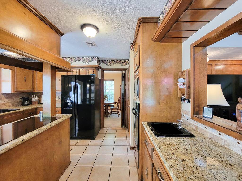 Spacious Kitchen. 2nd sink for washing vegetables or setting up a wet bar.