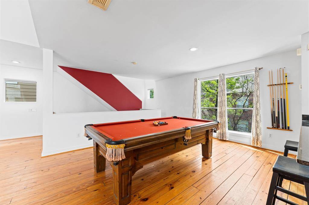 Pool table — perfect for entertaining guests.