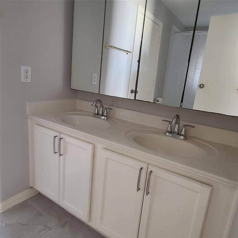 Double sinks & granite counters & s/s hardware