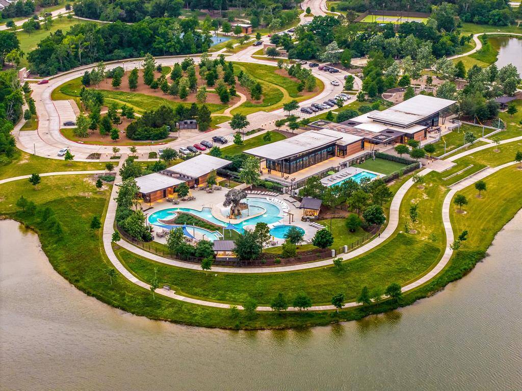 You won't want to miss a visit to Bridgeland's renowned 25-acre amenity park with a vast array of recreational amenities for the whole family. It boasts a Dragonfly Park, a lazy river, leisure pool, fitness center, event hall, playground, and spray splash pad. It also features tennis courts, an open play field, basketball court, dog park, kayak launch, and walking and bike trails.