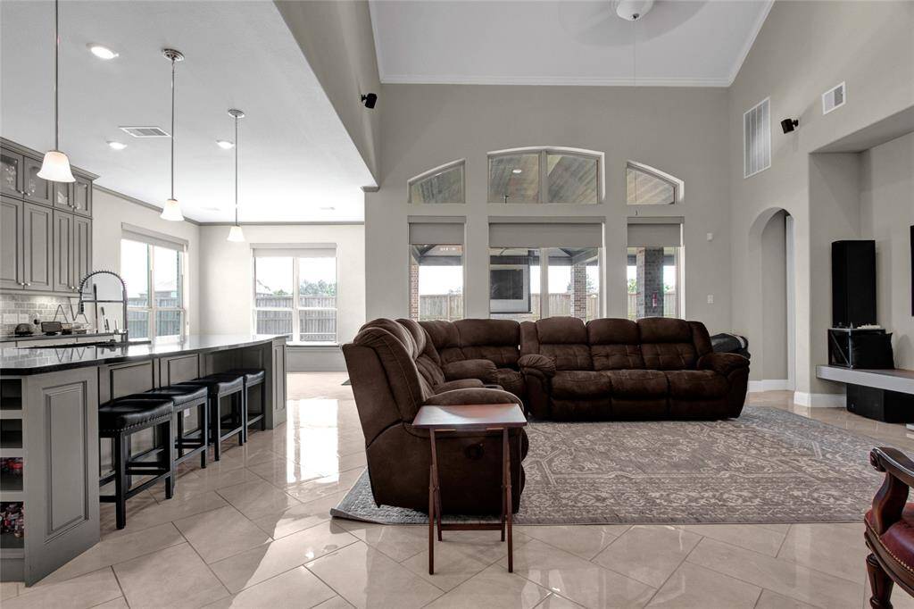 Experience the elegance of high ceilings and refined architecture in this open-concept space, seamlessly connected to a gourmet kitchen—ideal for entertaining and daily living.