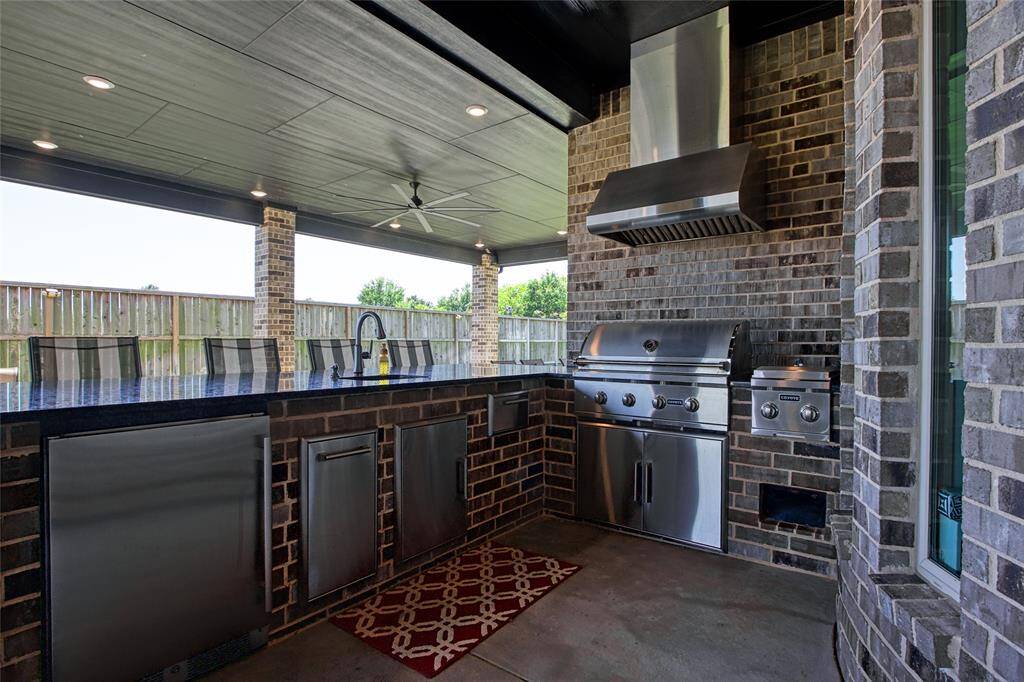Experience effortless entertaining with a fully-equipped outdoor kitchen.