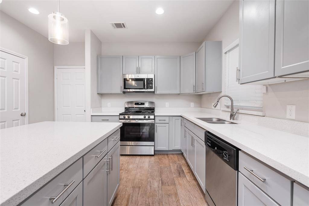 Get ready to prep all your favorite meals on these expansive quartz counters! Stainless steel appliances and an abundance of cabinets marry beauty and function!