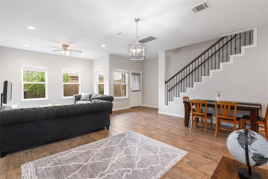 Bright windows invite an abundance of natural light into this great space, and provide tranquil views of the landscaped backyard!