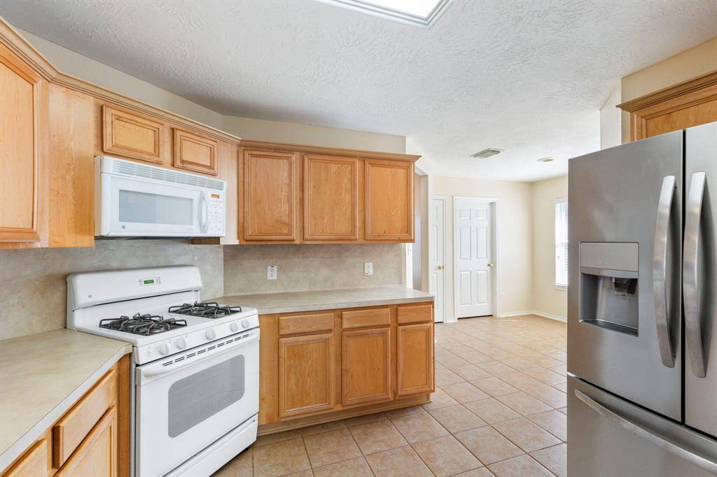 Gas stove and bonus: the fridge stays!