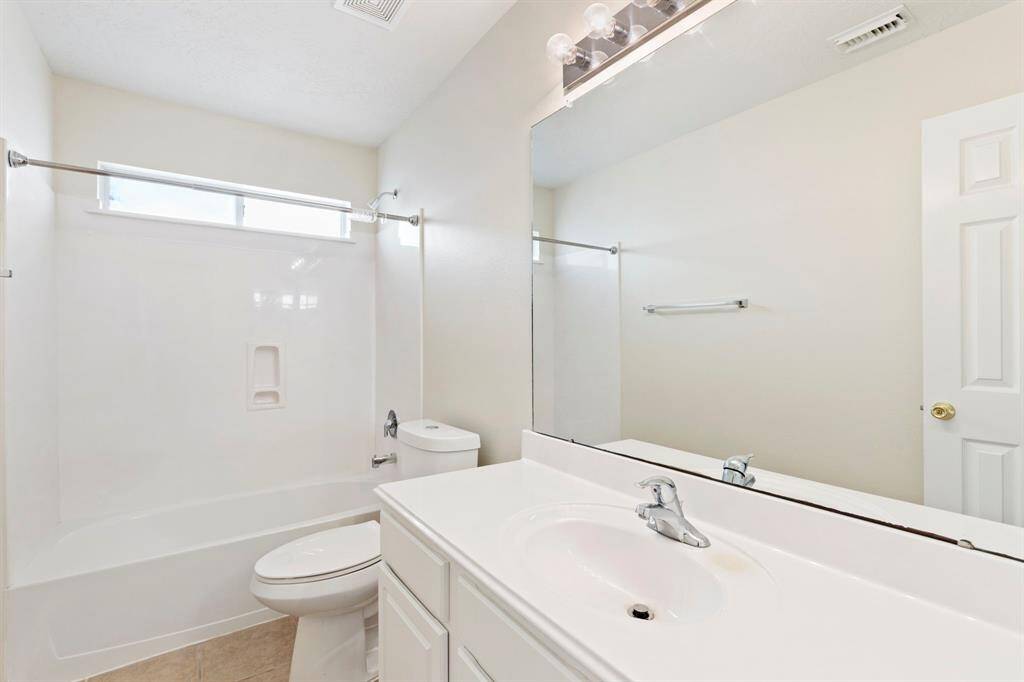 Secondary bathroom.