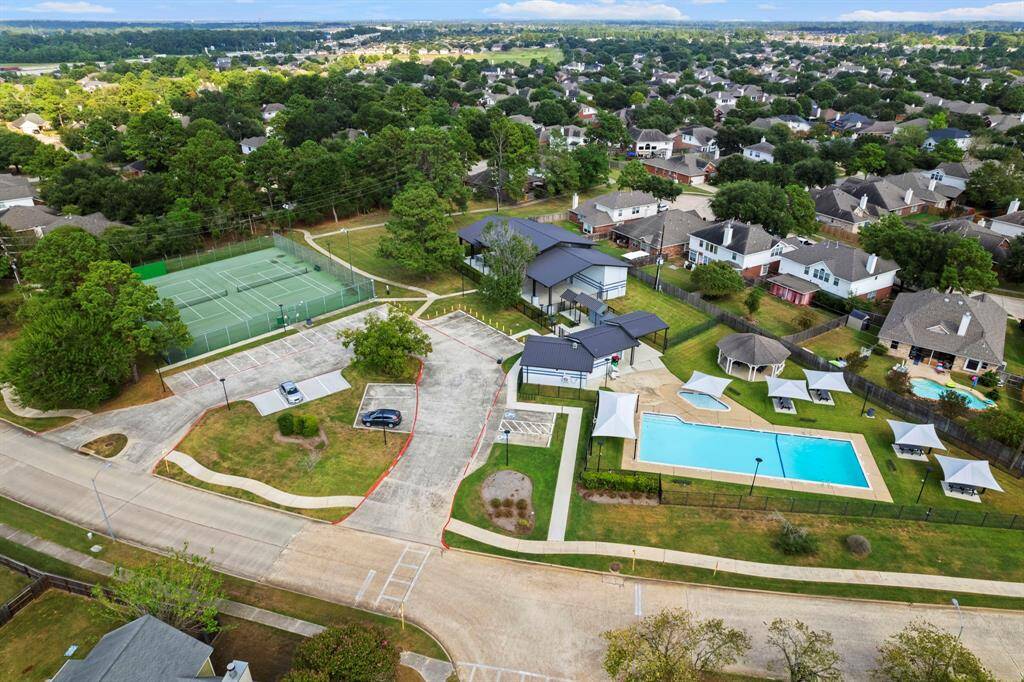 This home sits in a neighborhood with awesome neighborhood amenities!