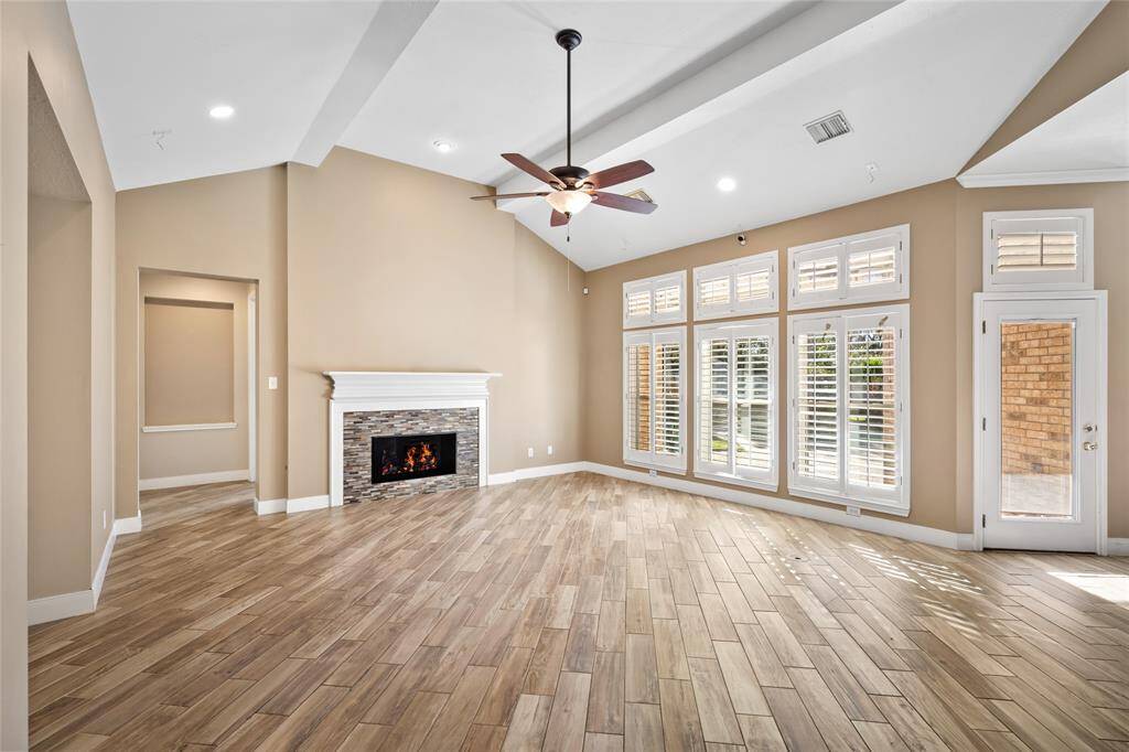 The centerpiece of this room is the fireplace, which adds both warmth and style to the space. With its modern design and striking presence, it creates a cozy focal point that enhances the room’s inviting atmosphere, perfect for relaxing evenings or gathering with family and friends.