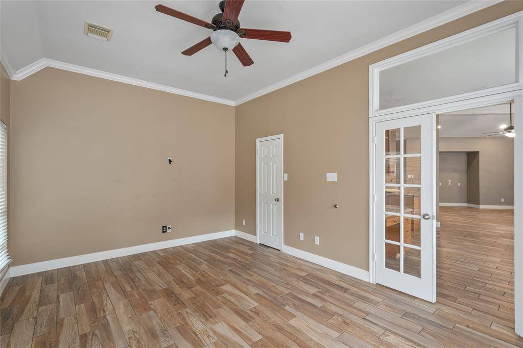 Another versatile space, perfect for a second living room or family room, provides an expansive area to relax or entertain. With its open layout and ample space, it’s ideal for creating a cozy retreat or hosting friends and family in comfort.