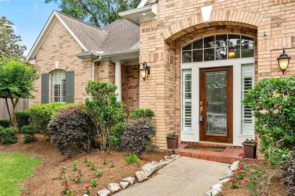 Enter through a stunning front entrance featuring a sleek glass door, flanked by glass windows on each side. This beautiful design not only allows for an abundance of natural light but also adds a modern, inviting touch to the home’s exterior, making a striking first impression.