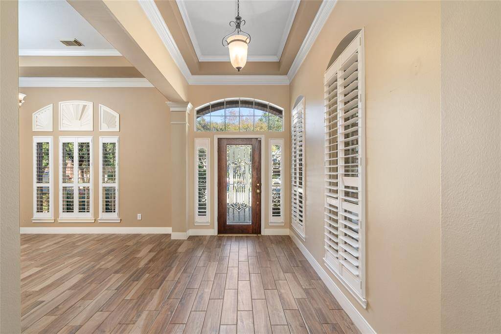 As you enter the home, you’re greeted by a spacious living area that exudes comfort and charm. With its open layout, high ceilings, and abundant natural light, this inviting space is perfect for both relaxation and entertaining, creating a warm and welcoming atmosphere the moment you walk through the door.