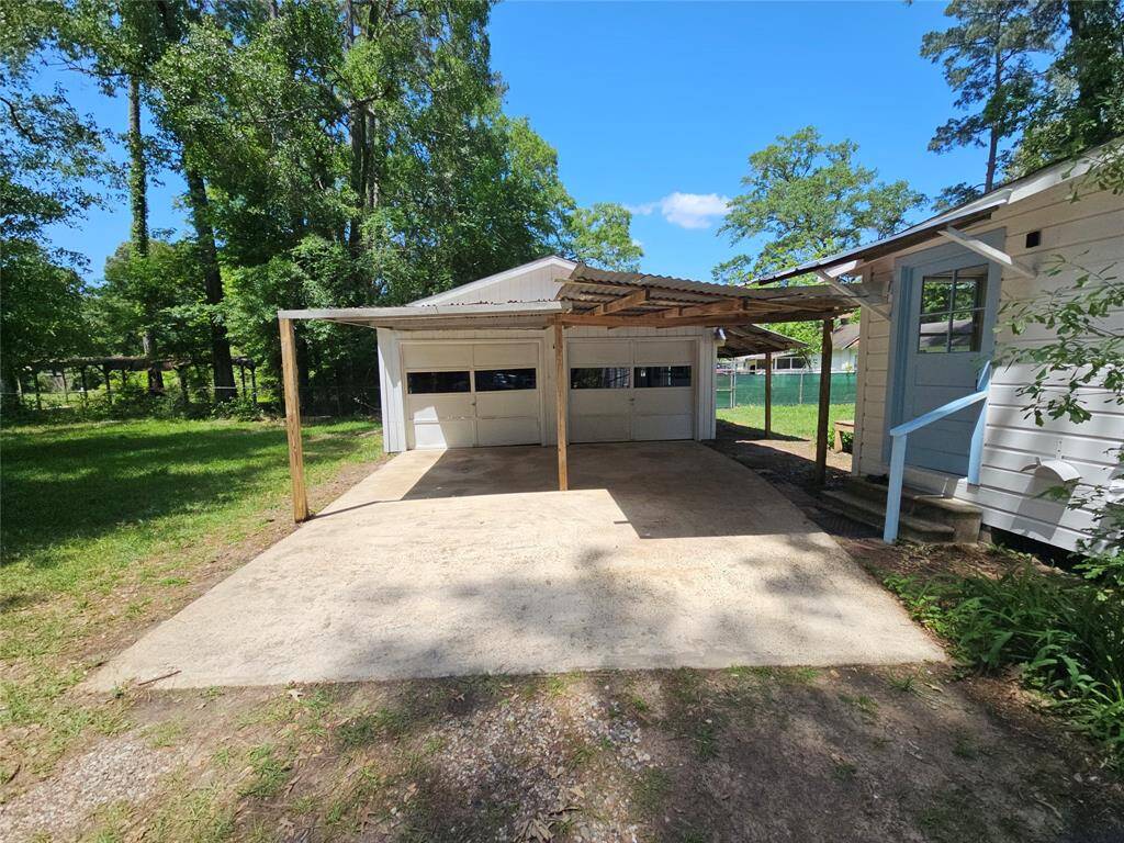 Detached Garage – 537 sqft with Carport
