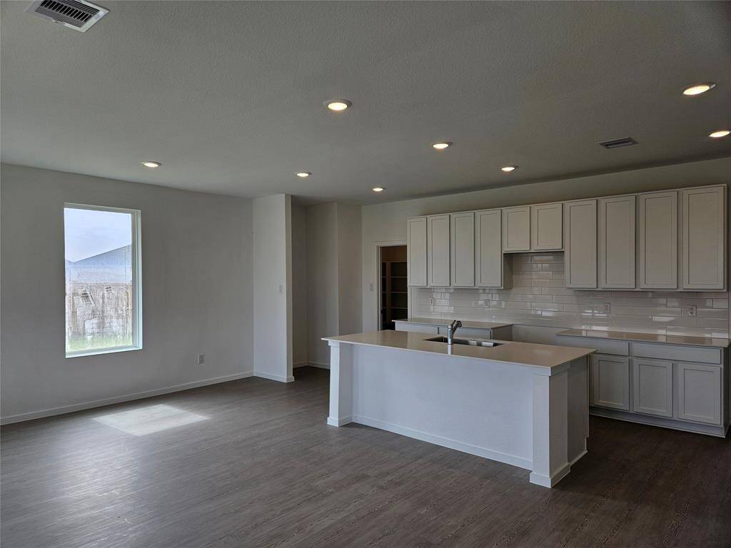 *Not actual home, pictures representative of same floorplan*
