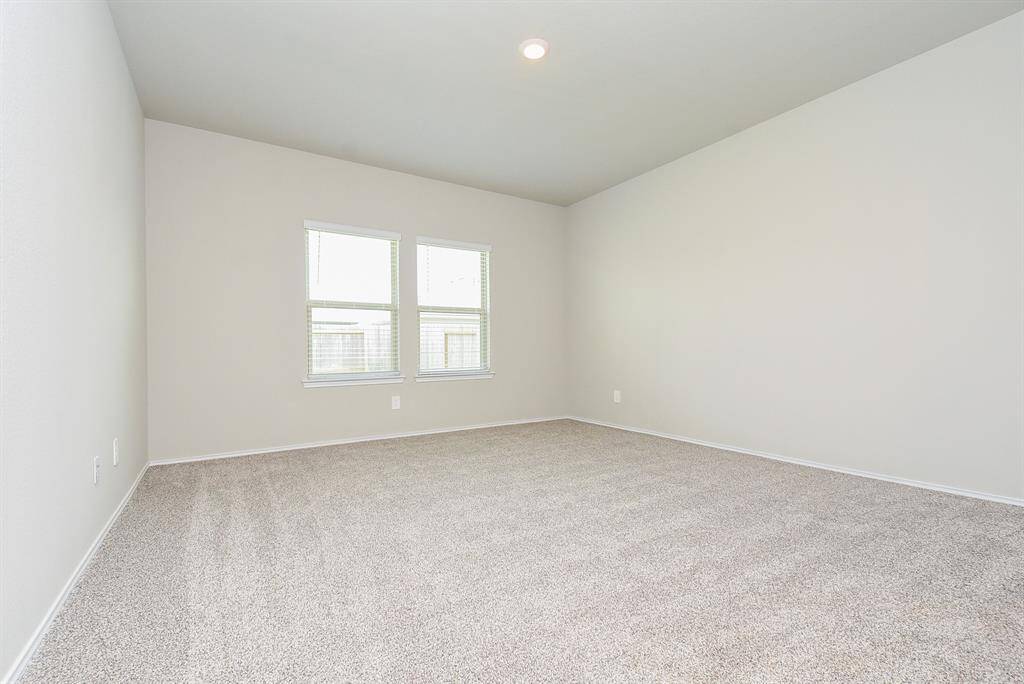 Huge primary bedroom in 1st floor