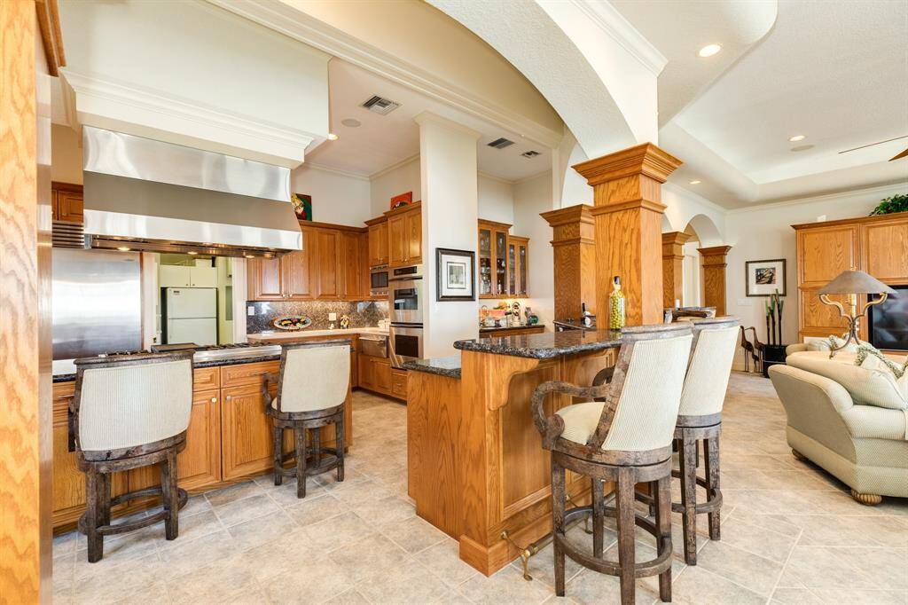 This is a wonderful home to host large family gatherings or to entertain in.
