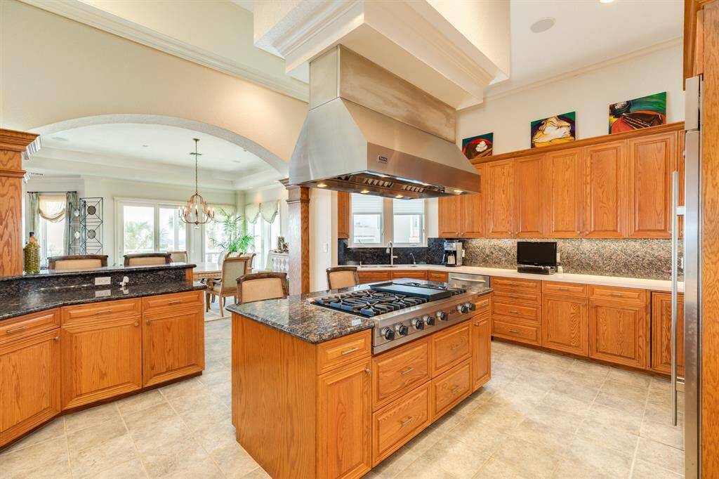 Viking 6 burner cooktop with griddle & range hood.