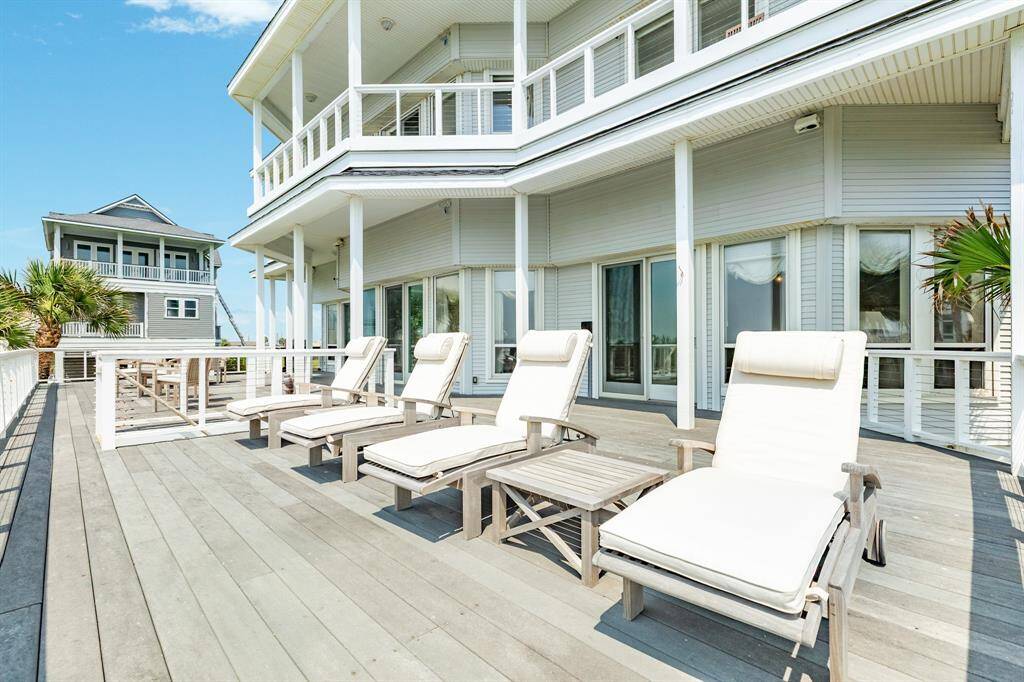 Incredible sun rise views in the morning to the east, brilliant sun throughout the day for those sun lovers, or relaxing in the shade & cool Gulf breezes during the evening this deck offers it all.