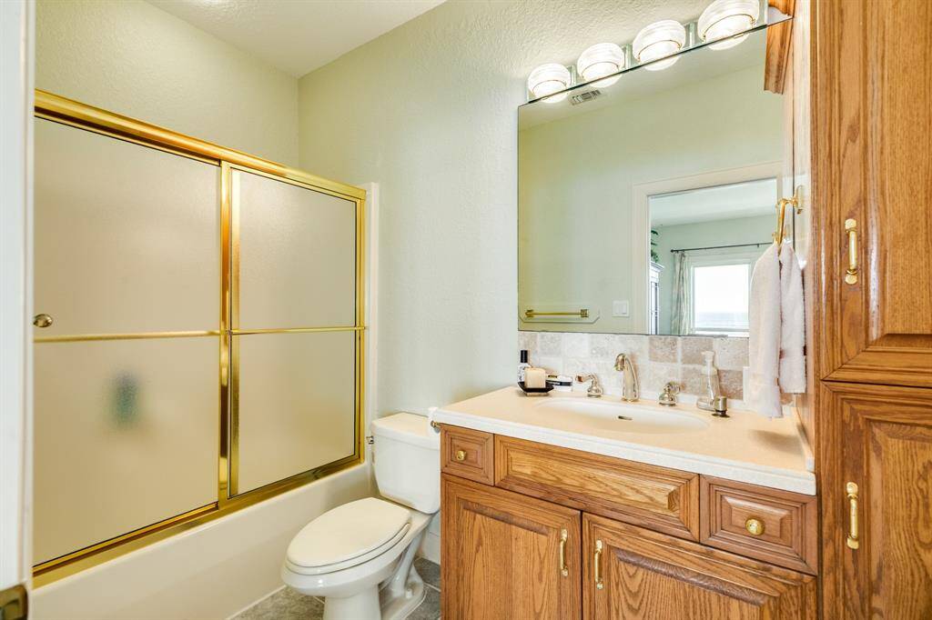 Ensuite bath to 2nd bedroom.