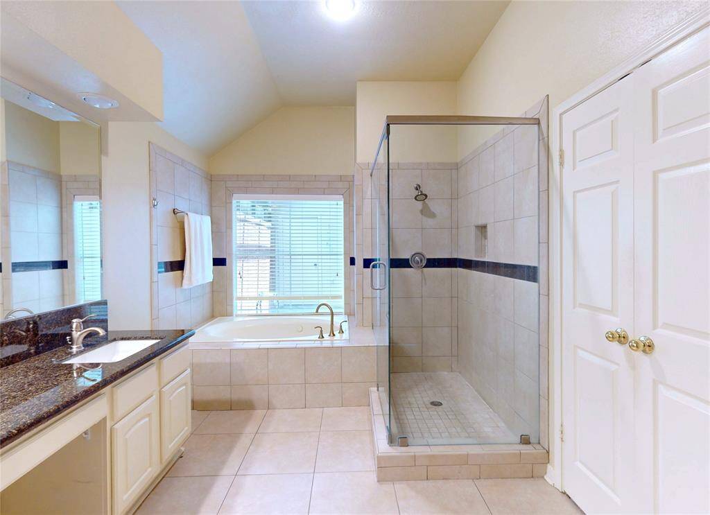 Nice primary bath that has been updated.