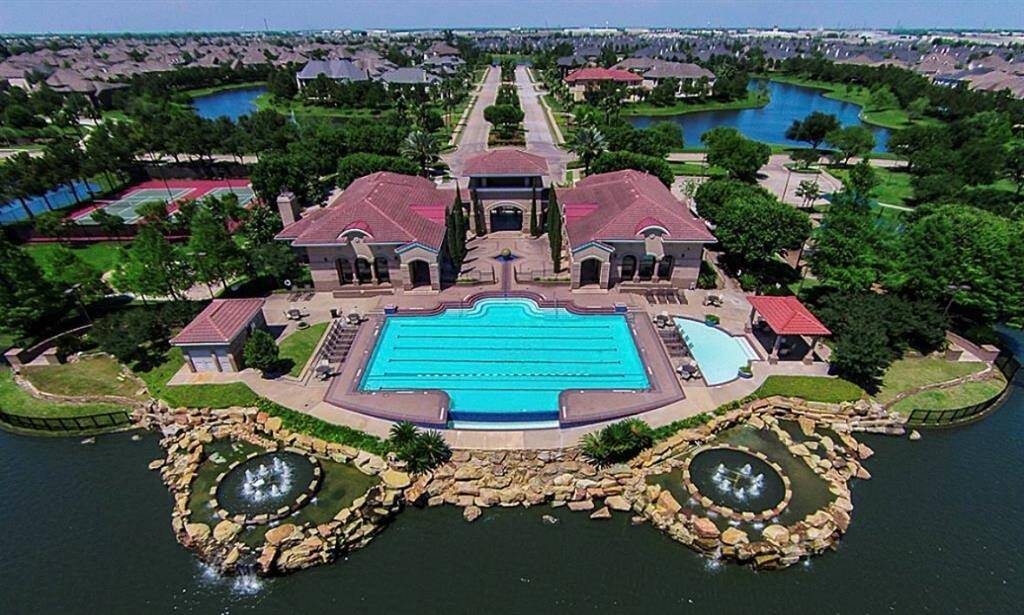 Lakes on Eldridge North offers many activities at the clubhouse