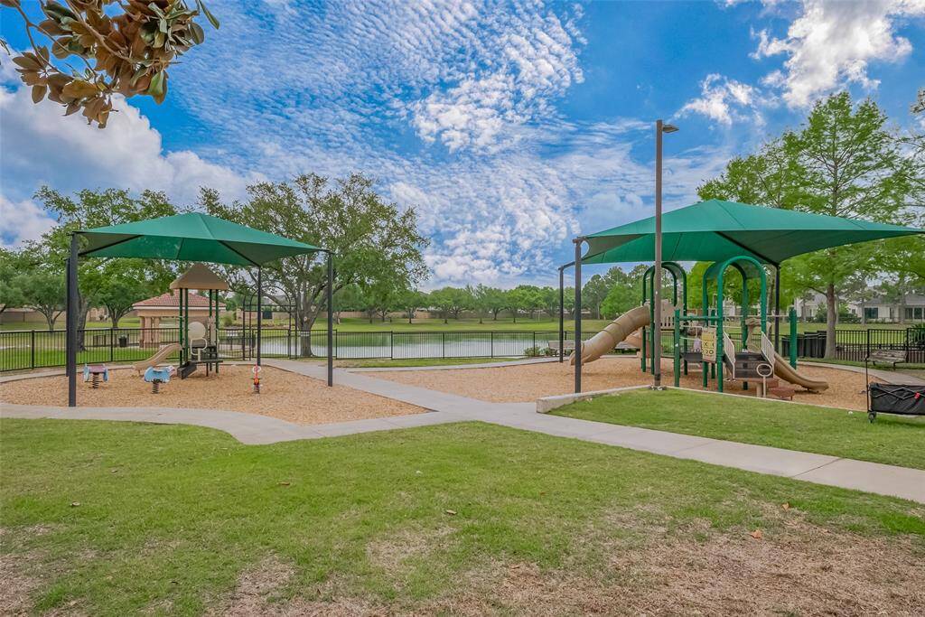 This park gives a lot of fun to the little ones, while the rest of the family ones enjoy the trails to exercise, or the tennis courts.