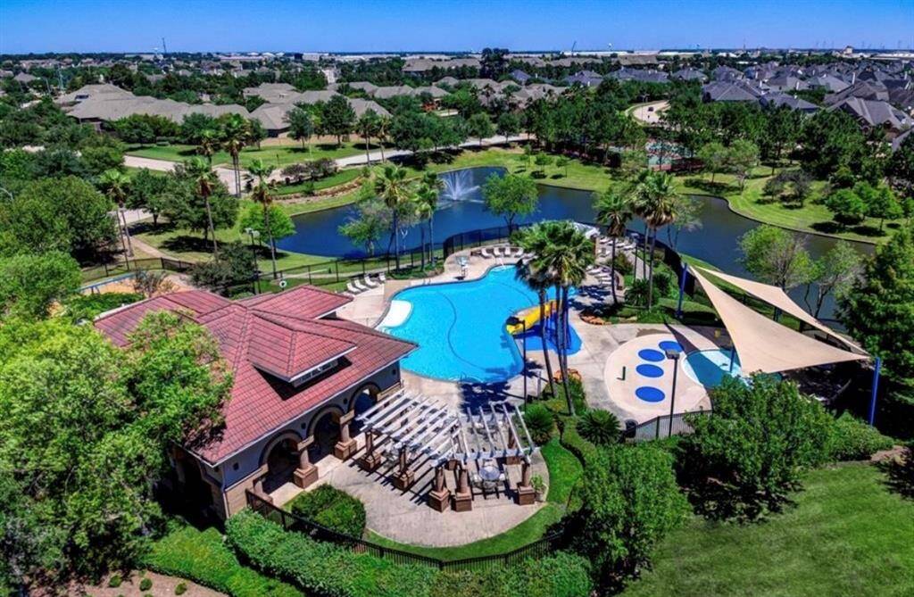 Another family pool to enjoy inside Lakes on Eldridge