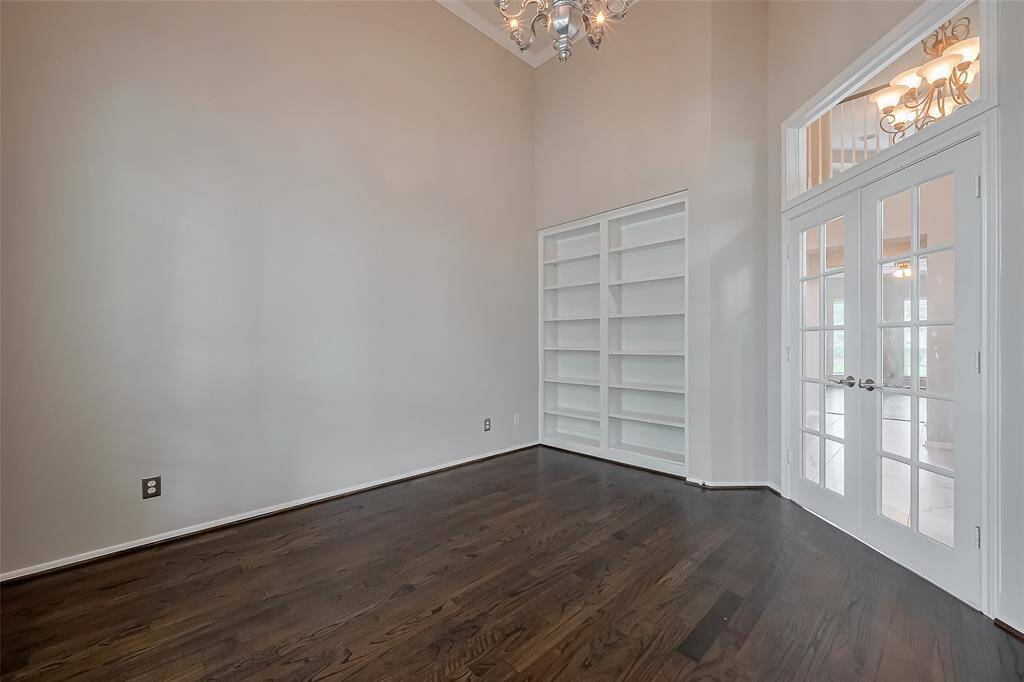 Office built in shelves area, ideal space for books.