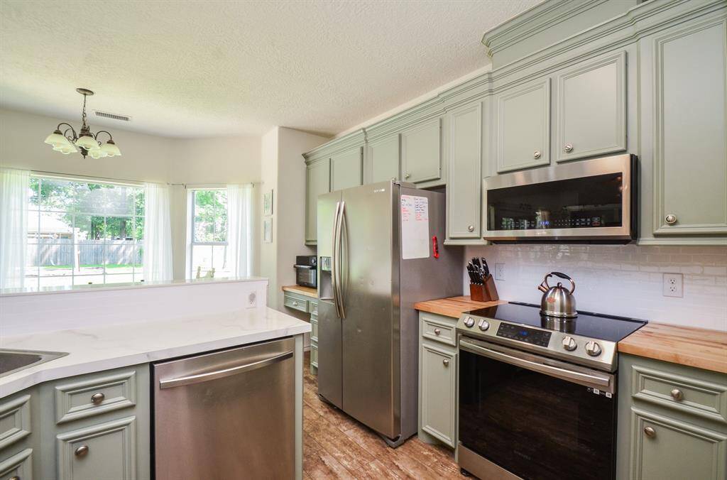 LOTS OF CABINETS TOO!