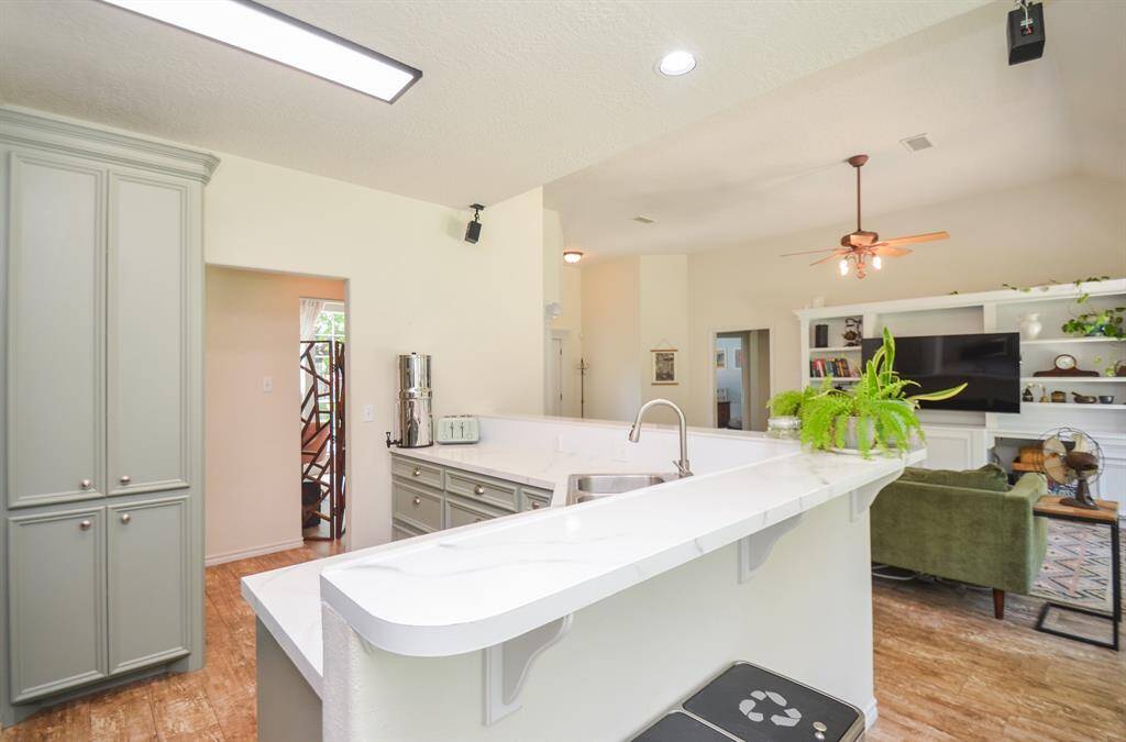 BREAKFAST BAR NEXT TO BREAKFAST ROOM