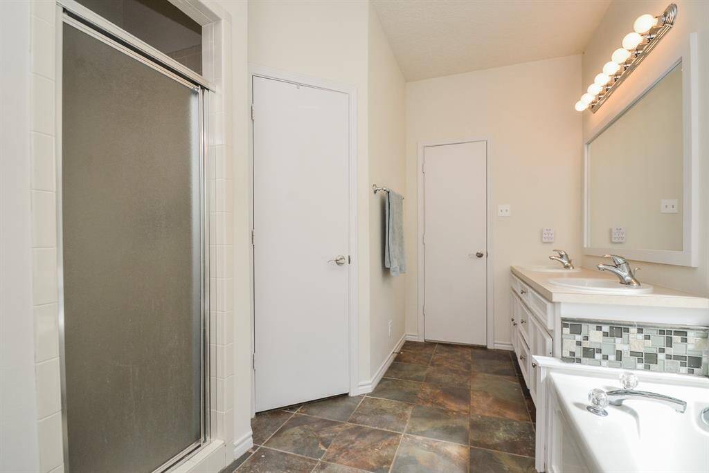 SLATE TILE FLOORING IN THIS BATHROOM