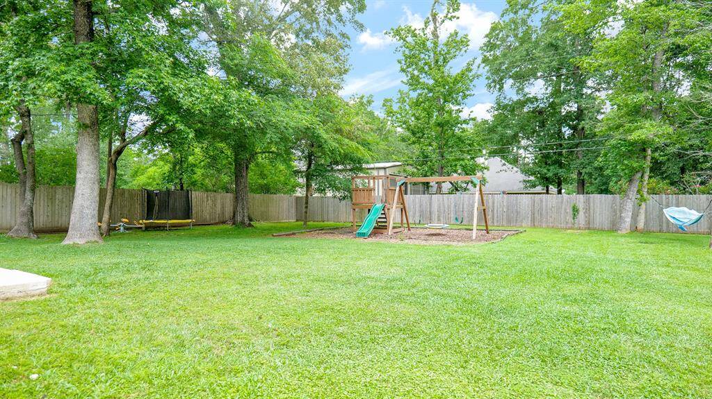 ENJOY ALL YOUR FAVORITE OUTDOOR ACTIVITIES IN THIS YARD