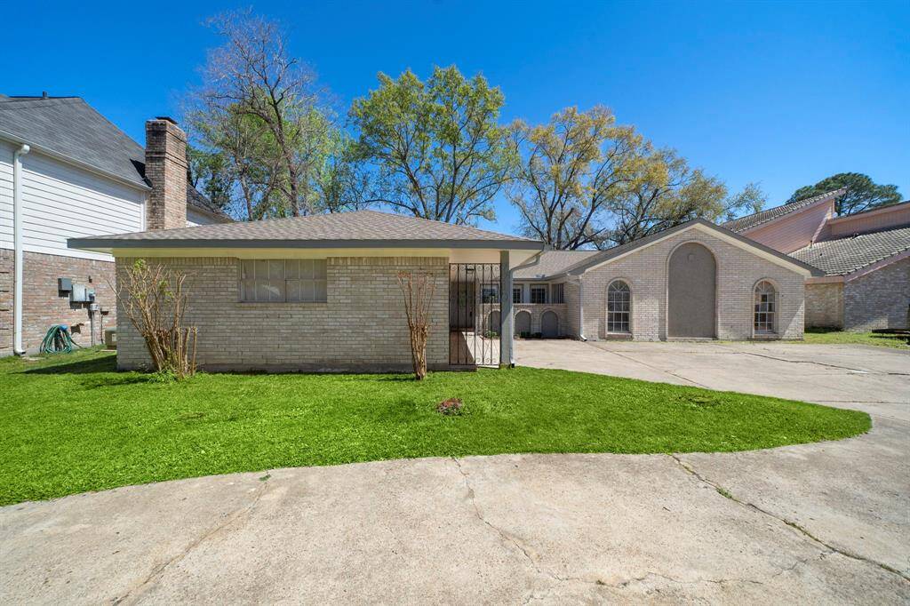 Front of home has a large driveway for convient parking.
