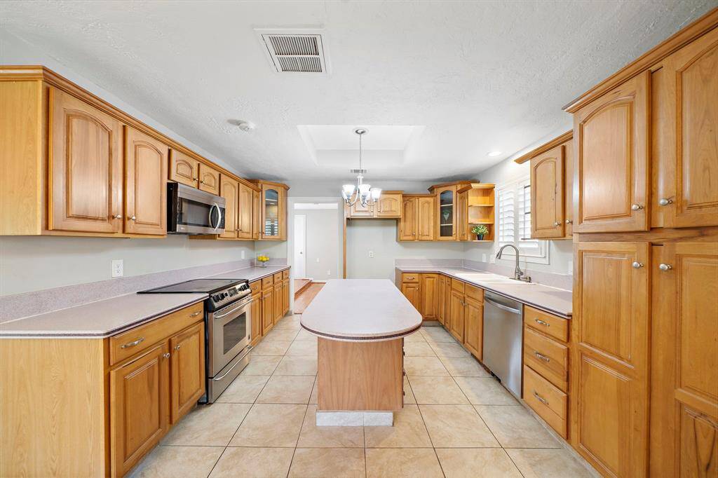 Kitchen with breakfast bar