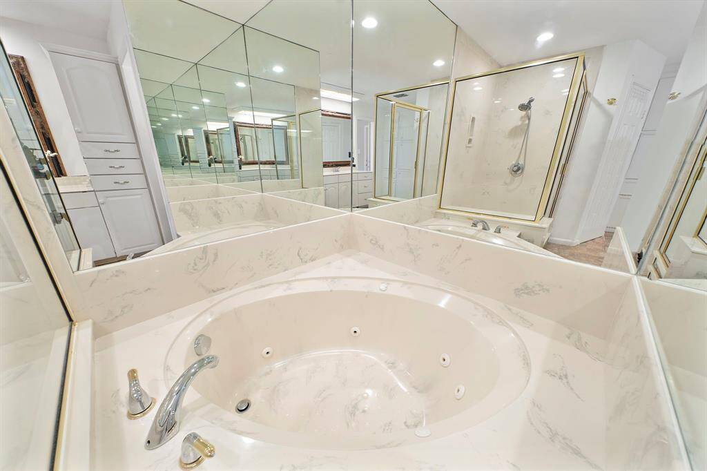Primary suite tub