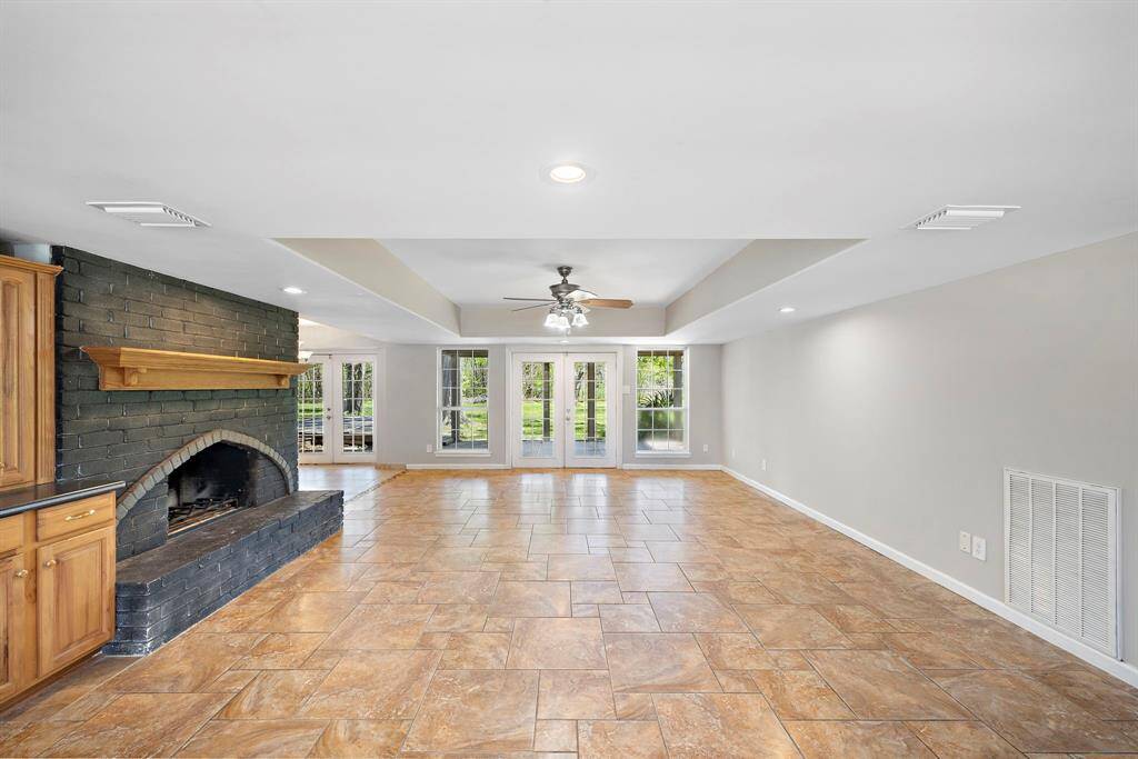 Spacious Livingroom with incredible views to the outdoors