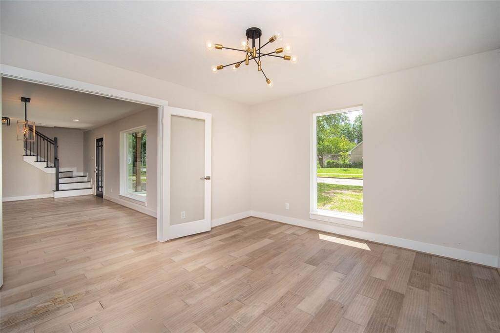 Flex room w/double glass doors ideal for a study or office.