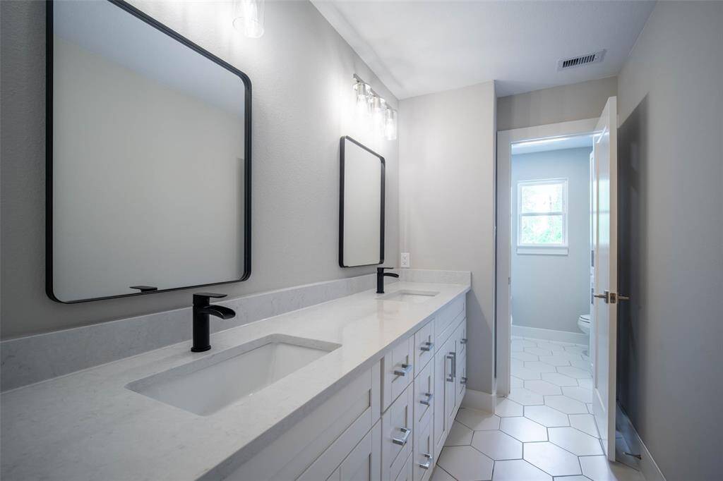 Upstairs bathroom w/dual vanities.