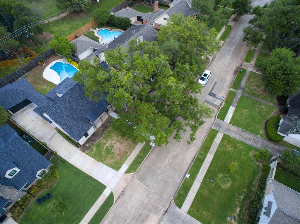 Home located within minutes to the Galleria, shopping & restaurants. Easy access to major freeways. Friendly & quiet neighborhood.